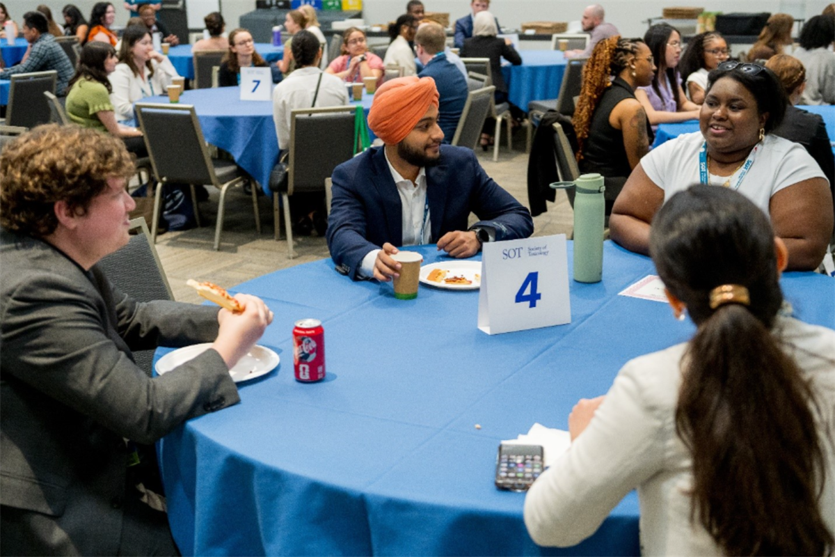Chatting over pizza at the Undergrad Gab with a Grad over Grub event 